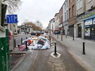 Zaterdag 23 november 2019: onopgehaalde vuilniszakken op en langs het fietspad aan de Poincarélaan, Anderlechtsepoort, door acties van Net Brussel