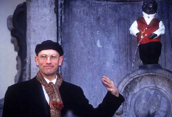 Acteur John Malkovich bij Manneken Pis in 1997