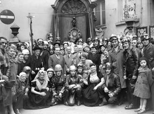 De Moto Club de Schaerbeek poseert bij Manneken Pis op 26 januari 1952