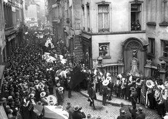 Manneken pis gekleed als Sioux door circus Sarratini in 1934