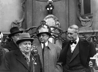 Zanger, acteur en entertanier Maurice Chevalier (rechts) en de liberale burgemeester Joseph Vandemeulebroek (links) op 3 februari 1949