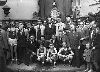 Na een basketbaltornooi op 18 mei 1949: leerlingen en oud-leerlingen van Ecole communale n°6 op de hoek van de Zuidlaan en Nieuwland samen op de foto