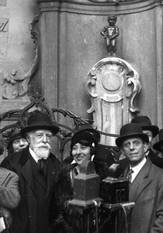Kunstenaar en baron James Ensor bij Manneken Pis in 1934