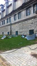 Het dak van het legermuseum na de doorkomst van storm Ciara in de nacht van 9 op 10 februari 2020