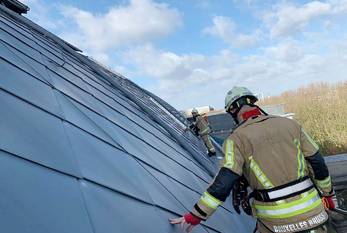 Het dak van het legermuseum na de doorkomst van storm Ciara De Brusselse brandweer meet de schade op