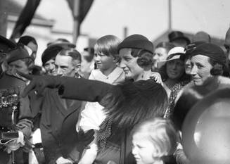 Koningin Astrid, hier met prinses Josephine-Charlotte en prins Boudewijn omstreeks 1933