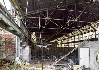 Een loods aan de rol- of laadbrug op de site aan de Emile Delvastraat 100 in Laken