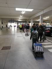 Lange wachtrij bij Lidl in de Delaunoystraat in Sint-Jans-Molenbeek