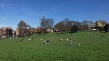 Het park van Vorst: iedereen die geen gezin vormt netjes in groepjes van twee