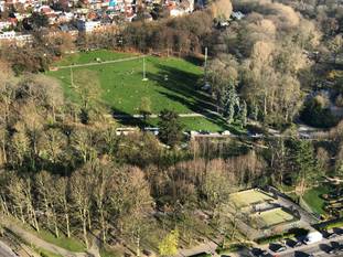 (Kleine) groepjes mensen in het Josaphatpark Hier lijkt het business as usual, inclusief bijhorende ijskar