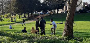 Groepjes mensen in de lentezon in het Park van Vorst