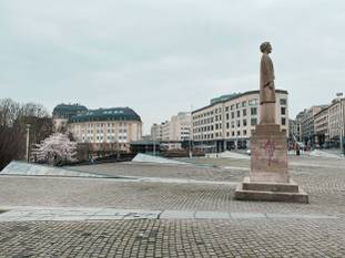 Het Albertinapleinplein (aangelegd in 1959 bovenop de tunnel van de Noord-Zuidverbinding, oogt verlaten door de lockdownmaatregelen om het coronavirus (covid-19) in te dijken