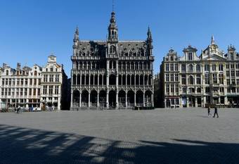 Lockdown coronavirus: de verlaten Grote Markt met broodhuis