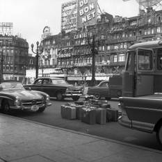 1956-1957: bagage van hotelgasten voor Hotel Métropole, een komen en gaan in de topdagen