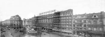 Hotel Métropole en het de Brouckèreplein, waar de brouwersfamilie Wielemans-Ceuppens in 1890 een café vestigde. Foto uit 1928