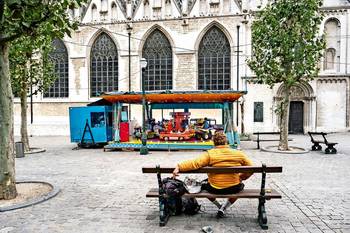Een eenzaam kermiskraam van de Zuidfoor op de Kapellemarkt tijdens de coronacrisis in augustus 2020
