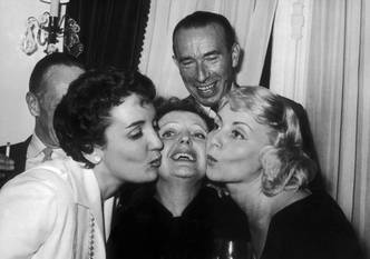25 septembre 1957 Edith Piaf (midden) keert terug uit de Verenigde Staten en wordt begroet door Annie Cordy (rechts) en Gloria Lasso (links) tijdens eereceptie in Parijs