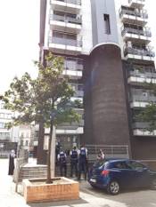 Preventieve politiecontrole in de gemeenschappelijke delen van de appartementsgebouwen in de Krakeelwijk in de Marollen na de onlusten van 5 en 6 september 2020