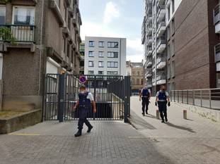 Preventieve politiecontrole in de gemeenschappelijke delen van de appartementsgebouwen in de Krakeelwijk in de Marollen na de onlusten van 5 en 6 september 2020