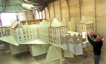 In 1997 werd een schaalmodel van de beroemde abdij van Melk in Oostenrijk afgewerkt voor Mini-Europa
