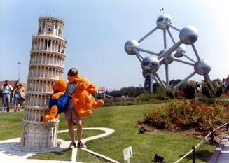 Juli 1991: poseren bij de scheve toren van Pisa in Brussel
