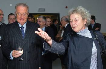 Frie Leysen geeft de toenmalige Koning Albert II een rondleiding tijdens de renovatie van de KVS in 2006