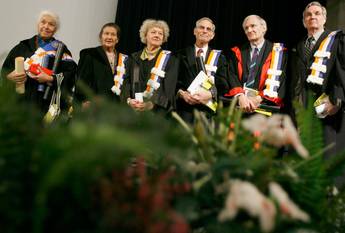 November 2007: Frie Leysen (derde van links) wordt doctor honoris causa aan de VUB