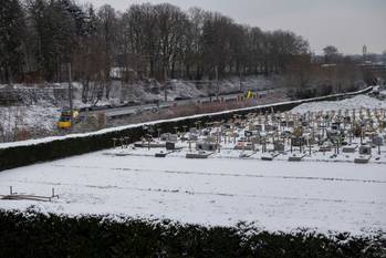 Sneeuw op de begraafplaats aan Laarbeekbos op 7 februari 2021