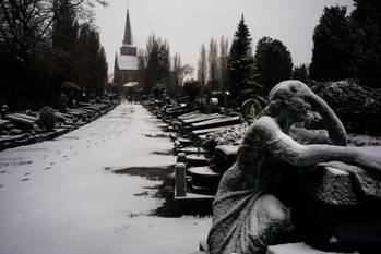 Sneeuw op de begraafplaats van Jette op 7 februari 2021