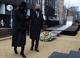 Koning Filip en koningin Mathilde op de herdenkingsplechtigheid in de Wetstraat bij het Schumanplein op 22 maart 2021, precies 5 jaar na de aanslagen van 22 maart 2016