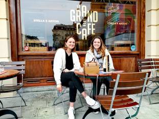 8 mei 2021: terrassen mogen opnieuw open onder voorwaarden Le Grand Café, op het Beursplein Twee vriendinnen drinken samen koffie