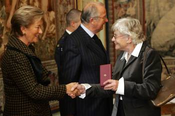 Paula Semer krijgt een ereteken voor haar verdiensten van koning Albert II en koningin Paola