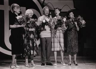 Paula Semer, Mimi Peetermans, Nonkel Bob Davidse, Lieve Simoens, 'Tante' Terry Van Ginderen tijdens een afscheidsshow voor Nonkel Bob op 27 juli 1985