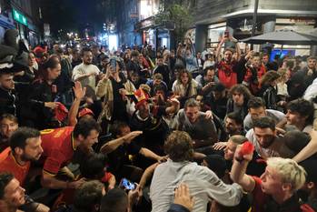 Voetbalsupporters in Sint-Gillis tijdens de 1/8ste finale van de Rode Duivels op Euro 2020 in Sevilla tegen aftredend Europees kampioen Portugal op zondag 27 juni 2021