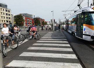 20210919 Autoloze zondag 2021 fietsers aan de Vlaamsepoort Dansaertstraat tram MIVB 3500px