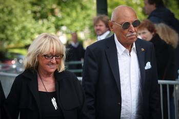 Huguette, de weduwe van Toots Thielemans, met Lange Jojo op de begrafenis van de Brusselse zangeres Maurane in mei 2018