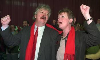 1 mei 1994 Freddy Thielemans met Magda De Galan op de 1 mei-viering van de socialistische partij