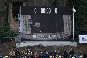 30 januari 2022: huldebetoon aan Freddy Thielemans, de pas overleden vroegere burgemeester van Brussel-Stad, tijdens de voetbalwedstrijd Union Saint-Gilloise-RSC Anderlecht
