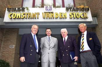 19 november 2001: Alain Courtois (midden) met voorzitter Roger Vanden Stock, manager Michel Verschueren en Philippe Collin voor het Constant Vanden Stock Stadium in Anderlecht.