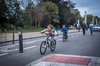 Fietsers op autoloze zondag op de Eeuwfeestlaan aan het atomium, 18 september 2022