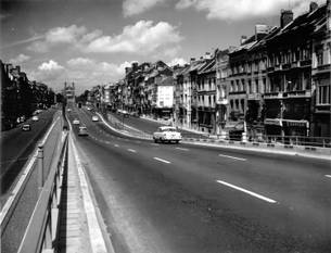 De Leopold II-laan in 1958 met viaduct en basiliek van Koekelberg in de verte.