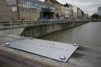 20221107 De passerelle Guido Vanderhulst brug over het kanaal in Molenbeek maakt de verbinding tussen Nijverheidskaai en Mariemontkaai voetgangersbrug 3500px