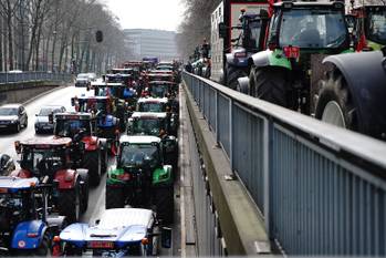 3 maart 2023: Vlaamse boeren uit alle provincies rijden in colonne Brussel binnen uit protest tegen het stikstofbeleid van de Vlaamse regering. Hier zijn ze samen op weg naar het kruispunt Kunst-Wet