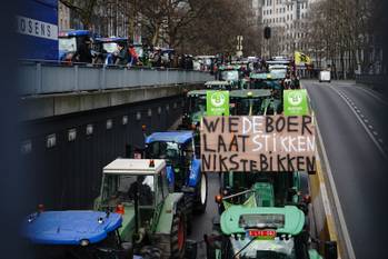 3 maart 2023: Vlaamse boeren uit alle provincies rijden in colonne Brussel binnen uit protest tegen het stikstofbeleid van de Vlaamse regering. Hier zijn ze samen op weg naar het kruispunt Kunst-Wet