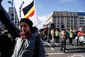 20230303 Vlaamse boeren uit alle provincies reden in colonne naar Brussel uit protest tegen het stikstofbeleid van de Vlaamse regering en eindigen aan het kruispunt Kunst-Wet