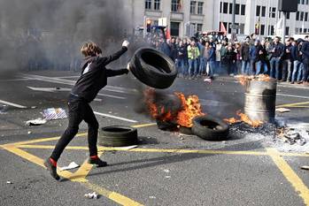 3 maart 2023: Protest van boeren die uit heel Vlaanderen met hun tractors naar Brussel kwamen. Aan eindhalte Kunts-Wet worden enkele autobanden in brand gestoken