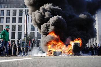 3 maart 2023: Protest van boeren die uit heel Vlaanderen met hun tractors naar Brussel kwamen. Aan eindhalte Kunts-Wet worden enkele autobanden in brand gestoken