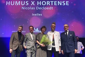 Restaurant Humus x Hortense (van Nicolas Decloedt en Caroline Baerten, derde en vierde van links) tijdens de uitreiking van de Michelinsterren op 13 maart 2023