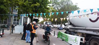 2 juni 2023: nationale applausdag voor fietsers, hier langs het gescheiden fietspad op de Kleine Ring, ter hoogte van de Luchtvaartsquare
