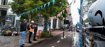 2 juni 2023: nationale applausdag voor fietsers, hier langs het gescheiden fietspad op de Kleine Ring, ter hoogte van de Luchtvaartsquare